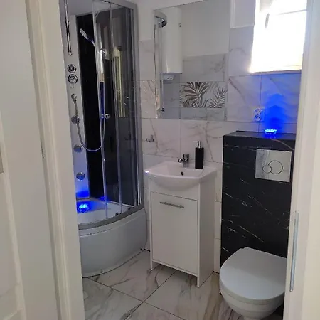 Nad Jeziorem Apartman Treby Stare